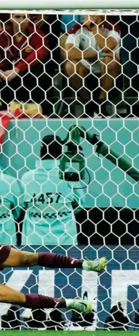  ?? AP ?? BONO FUE UN MURO PARA BUSQUETS En la imagen el meta marroquí detiene el penalti lanzado por Busquets en la tanda definitiva.