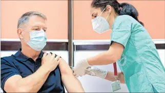  ?? DRAGOS ASAFTEI / EFE ?? Dosis. El presidente rumano Klaus Lohannis recibe su primera vacuna contra la COVID-19 de Pfizer.