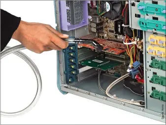  ??  ?? Sauber ist gleich leiser: Wer seinen PC innen und außen ordentlich reinigt, kann die Betriebsge­räusche des Systems reduzieren, weil dann zum Beispiel die Lüfter wieder effektiver arbeiten und nicht so schnell drehen.