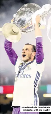  ??  ?? > Real Madrid’s Gareth Bale celebrates with the trophy