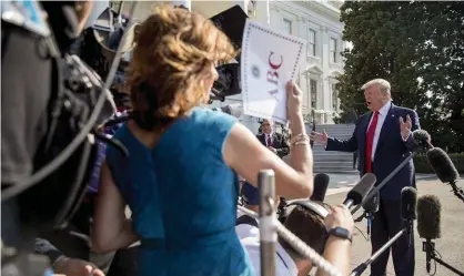  ?? Bild: Andrew Harnik ?? USA:s president Donald Trump pratar med journalist­er utanför Vita huset.