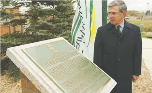  ?? BRYAN SCHLOSSER/FILES ?? Gord Staseson is shown with a plaque that was unveiled in his honour on Gordon Staseson Boulevard in Regina on Oct. 4, 2005. Staseson, a Member of the Order of Canada, died Saturday at age 93.