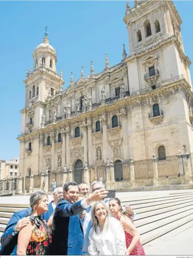  ?? EUROPA PRESS ?? Juanma Moreno se hace un ‘selfie’ con un grupo de personas en su visita a Jaén.