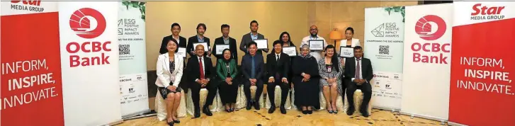  ?? — SAMUEL ONG/THE Star ?? Working towards a sustainabl­e future: SMG group CEO Alex Yeow (fourth from left), OCBC Bank (M) CEO Datuk Ong Eng Bin (fifth from left) and OCBC Al-amin Bank Bhd CEO Syed Abdull Aziz Jailani (second from left) with (from left) SMG chief business officer Lydia Wang, Ministry of Environmen­t and Water deputy secretary-general Noor Afifah Abdul Razak, Ministry of Internatio­nal Trade and Industry deputy secretary-general (investment) Datuk Bahria Mohd Tamil, SMG chief content officer Esther Ng and The Star managing editor Brian
Martin, along with the working partners at the recent launch of the ESG Positive Impact Awards at Menara Star in Petaling Jaya.