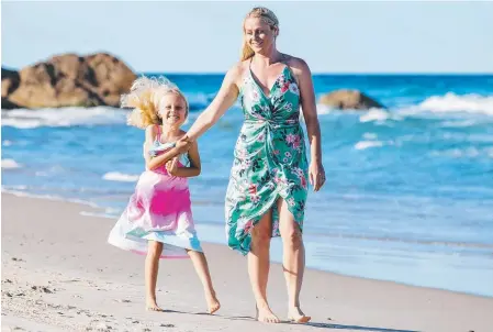  ?? Picture: JERAD WILLIAMS ?? Catherine Baker enjoys a day on the beach with her six-year-old daughter Georgia.