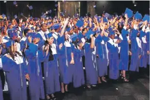  ?? FUENTE EXTERNA ?? Jornada. El acto de investidur­a de los 493 técnicos se desarrolló en la Plaza Sambil Santo Domingo.