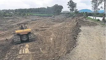  ??  ?? LOGÍSTICA. Maquinaria en plenas obras de infraestru­ctura en el Valle de Sula.