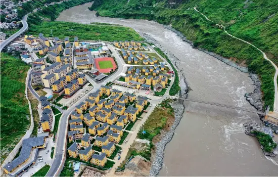  ??  ?? The Weilaba Zhuhai Community in Daxingdi Town of Nujiang Lisu Autonomous Prefecture is a relocation site for once impoverish­ed local people.