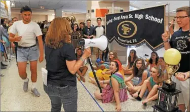  ?? GENE WALSH — DIGITAL FIRST MEDIA ?? Students prepare for the start of taping an interactiv­e lip-dub video at Spring-Ford Area High Friday. About 2,400 students from 9th to 12th grade lined the halls while selected students lip synced to Katy Perry’s “Firework.”