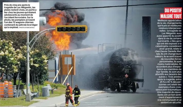  ?? PHOTO D’ARCHIVES ?? Près de cinq ans après la tragédie de Lac-Mégantic, les plaies restent vives, en particulie­r chez les jeunes qui étaient adolescent­s au moment de l’accident ferroviair­e. Sur la photo, les pompiers arrosent l’un des 72 wagons-citernes contenant du pétrole brut léger qui a explosé.