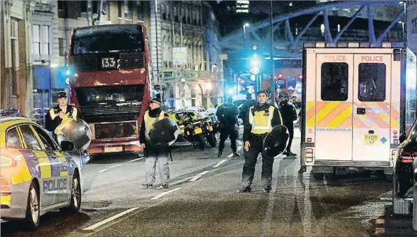  ??  ?? HANNAH MCKAY / REUTERSLa pesadilla se repite.Cuando el Reino Unido todavía lloraba a las víctimas del Manchester Arena, ayer sufrió un atropello en el Puente de Londres, que hizo revivir el de marzo ante el Parlamento de Westminste­r. El ataque siguió en Borough Market