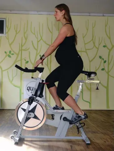  ?? COLIN MCCONNELL/TORONTO STAR ?? Spinning instructor Anouk Malavoy rides her bike late in her pregnancy. She encourages other moms to keep fit.