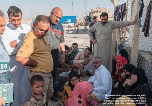  ??  ?? Une trentaine de personnes viennent d’arriver au camp et attendent d’être enregistré­es. Toutes affirment n’avoir aucun lien avec des membres de Daech