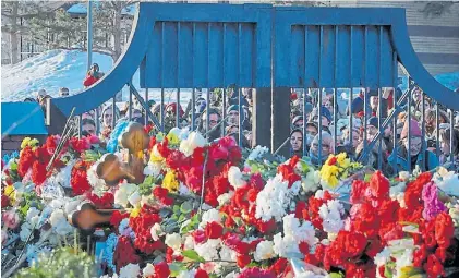  ?? REUTERS ?? Recuerdo. En el cementerio Borisovo de Moscú, miles de flores para rendir homenaje a Navalny.