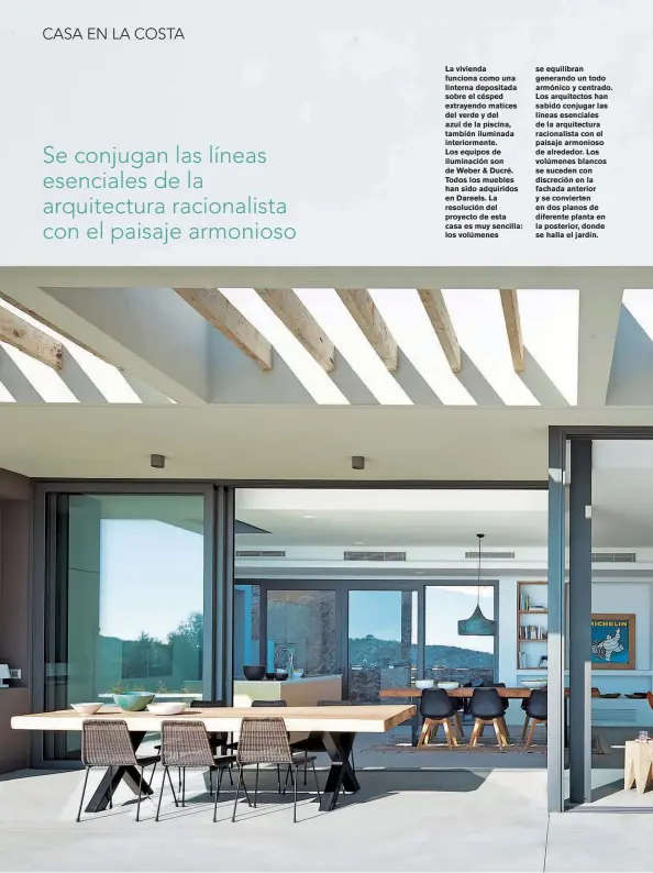  ??  ?? La vivienda funciona como una linterna depositada sobre el césped extrayendo matices del verde y del azul de la piscina, también iluminada interiorme­nte.Los equipos de iluminació­n son de Weber &amp; Ducré. Todos los muebles han sido adquiridos en Dareels. La resolución del proyecto de esta casa es muy sencilla: los volúmenes se equilibran generando un todo armónico y centrado. Los arquitecto­s han sabido conjugar las líneas esenciales de la arquitectu­ra racionalis­ta con el paisaje armonioso de alrededor. Los volúmenes blancos se suceden con discreción en la fachada anterior y se convierten en dos planos de diferente planta en la posterior, donde se halla el jardín.