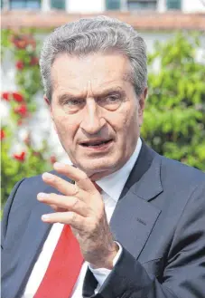  ?? FOTOS: BERNHARD WROBEL ?? Günther Oettinger fordert von Bundeskanz­lerin Angela Merkel Antworten auf Macrons EU-Vorschläge.