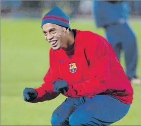  ?? FOTO: M. MONTILLA ?? Ronaldinho, el crack de la sonrisa permanente que hizo gozar al barcelonis­mo