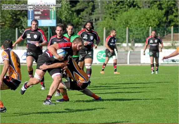  ??  ?? Antequera-Atoch et les Revélois ont eu du mal à franchir le rideau défensif gersois lors de cette rencontre.