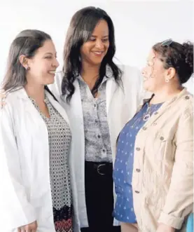  ?? JOHN DURÁN ?? Las médicas Yancy Cascante (izq.) y Michelle Wright (centro), junto a la paciente Jesenia Arce, quien se realizó la técnica.