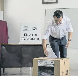  ?? Vi  nte G
ibo  / Bloombe g ?? Daniel Noboa votando el domingo en Quito