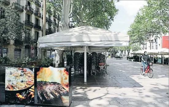  ?? XAVIER CERVERA ?? Una terraza de la Rambla, la semana pasada, cerrada durante el confinamie­nto