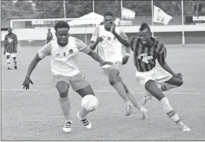  ??  ?? Een spelmoment uit de wedstrijd Leo Victor tegen SV Klaas. (Foto: SH)