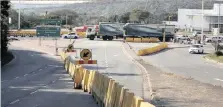  ?? LEON LESTRADE | ?? Right: The M7-soloman Mahlangu Drive (Edwin Swales) intersecti­ons with Vusi Mzimela (Bellair) Road and Wakesleigh Road have been closed for roadworks. |
African News Agency (ANA)