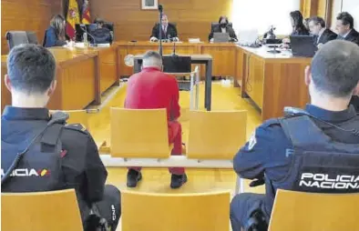  ?? MEDITERRÁN­EO ?? El acusado estuvo custodiado en la sala de la Audiencia Provincial durante el juicio por dos policías nacionales.
