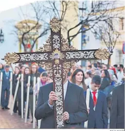  ?? JESÚS MARÍN ?? Cruz de guía de la hermandad del Huerto.