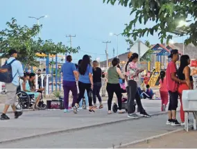  ??  ?? había retas de basquetbol, niños con balones, mamás de paseo con sus hijos pequeños en carriolas y otras con los infantes en los brazo