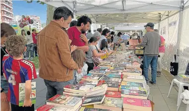  ?? ?? ↑ En los jardines Carlos I se instalaron más de una veintena de puestos de libros.
→ Diferentes asociacion­es montaron juegos para los más pequeños.