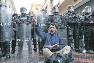  ?? HENRY LAPO / EXPRESO ?? Marcha. Los manifestan­tes llegaron a las cercanías de la Plaza Grande donde gritaron en contra el Gobierno.