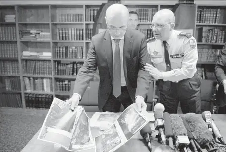  ?? Boris Horvat
AFP/Getty Images ?? PROSECUTOR Brice Robin, left, in Marseille, France, displays pictures of the flight data recorder of the Germanwing­s plane that crashed in the Alps. In Duesseldor­f, Germany, an official said the copilot looked online for “types and ways of going about...