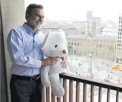  ?? ÁNGEL DE CASTRO ?? Federico Carrillo, director de Imaginariu­m sostiene un ‘KikoNico’ gigante desde un balcón de la plaza Aragón.