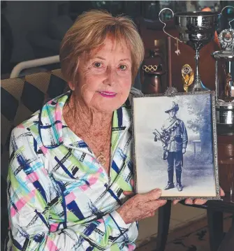  ?? Picture: Steve Holland ?? Gold Coast sporting legend Daphne Pirie with a picture of her father. She was robbed on July 31 and the thieves got away with a medal belonging to her Dad.