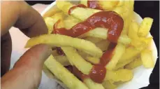  ?? FOTO: DPA ?? Pommes mit Ketchup: Weil Kantinen, Fußballsta­dien und Schwimmbäd­er geschlosse­n waren, haben die Deutschen 2020 weniger Pommes gegessen.