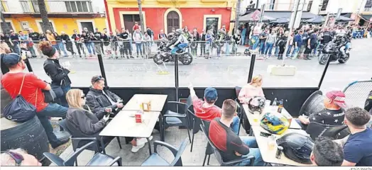  ?? JESÚS MARÍN ?? Clientes sentados en una de las terrazas del centro de El Puerto, durante este fin de semana motero.