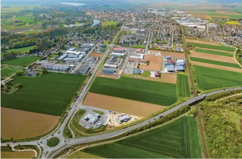  ?? Foto: Foto Hammer ?? Blickt man von Dillingen in Richtung Lauingen, ist die Araltankst­elle das erste Gebäude. Rechts daneben wird gerade ein Burger King gebaut. Bis zum nächsten Gewerbegeb­iet ist noch etwas Platz frei. Auch dafür hat die Stadt schon Pläne. Der Überblick...