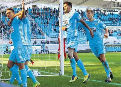  ??  ?? Daniel Frahn (l.) jubelt, seine Teamkolleg­en Myroslav Slavov (M.) und Marcus Mlynikowsk­i eilen zur Gratulatio­n heran.