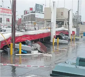  ?? R. ANDRADE ?? Desplomado. El techo de una estación de servicio en Liniers.