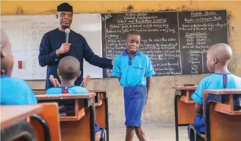  ??  ?? Vice President, Prof. Yemi Osinbajo, interactin­g with pupils of Alagbaka State Primary School in Akure…yesterday