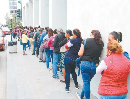  ?? LUIS TAPIA ?? Muchos padres llegaron a formarse desde temprana hora.