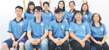  ??  ?? Jong Chin Wei (seated second left) poses with other organising committee members.