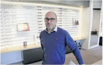  ??  ?? Xavier Tulard, l’un des deux associés du magasin d’optique Regard de Breizh.