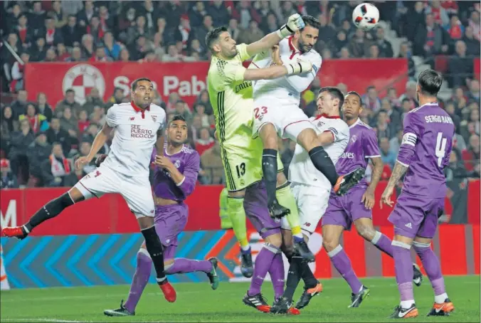  ??  ?? DUELO INTENSO. Casilla y Rami van con todo a un balón aéreo, pero el portero de los blancos se impone al defensa y consigue despejar el balón.