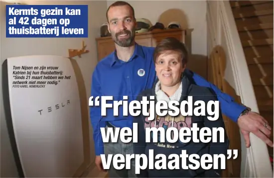  ?? FOTO KAREL HEMERIJCKX ?? Tom Nijsen en zijn vrouw Katrien bij hun thuisbatte­rij: “Sinds 21 maart hebben we het netwerk niet meer nodig.”