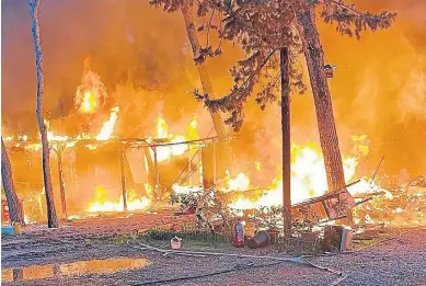  ?? BOMBEROS DEL AYUNTAMIEN­TO DE HUESCA ?? Imagen del virulento incendio que calcinó la casa móvil de la víctima.