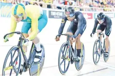  ??  ?? (L-R) Australia’s Matt Glaetzer, Malaysia’s Muhammad Shah Firdaus Sahrom, and New Zealand’s Bradly Knipe compete in the men’s keirin first round heat 2 at the 2018 Commonweal­th Games. - AFP Photo