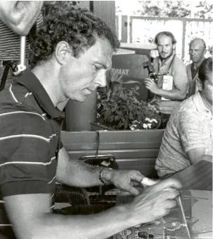  ?? Foto: Rein ?? Schrieb fleißig Autogramme: Franz Beckenbaue­r nahm sich Zeit, um die Wünsche der Fans zu erfüllen.