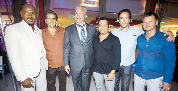  ??  ?? El año pasado el elenco de Mad Dogs visitó Puerto Rico para grabar el piloto de la serie, ocasión en la que compartier­on con Alberto Bacó, secretario de Desarrollo Económico, y el productor Luillo Ruiz.